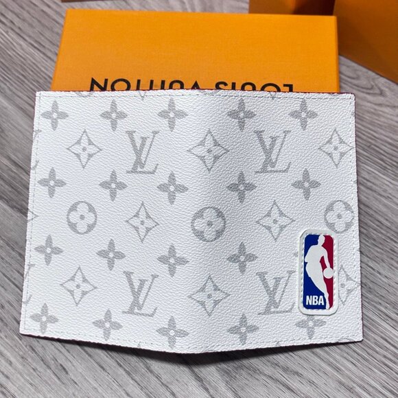 Pristine White Louis Vuitton NBA Card Carrier - Picture 2 of 4